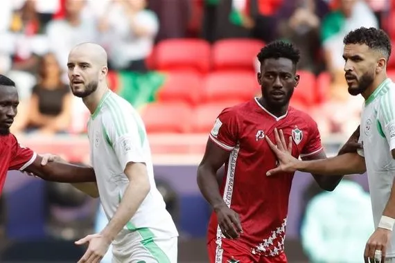 ضمن مجموعة العراق الجزائر بعشرة لاعبين تتعادل مع السودان في كأس العرب