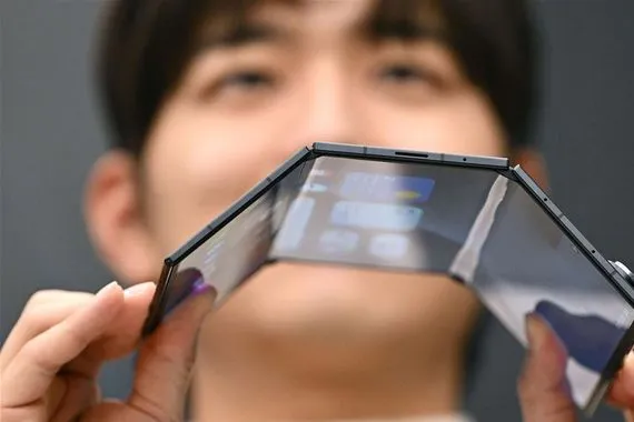 سامسونغ تكشف عن أول هاتف ثلاثي الطي وسط اشتداد المنافسة فيديو