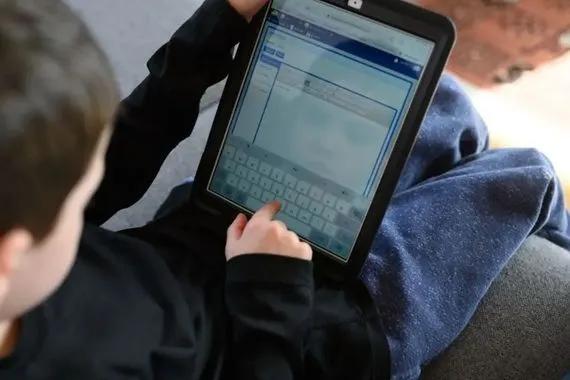 تحذير حقوقي أطفال العراق يواجهون أخطر موجة تهديدات رقمية شفق نيوز