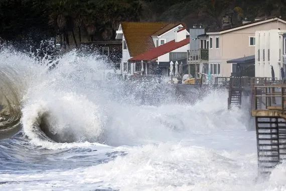 مدّاً ملكياً يتسبب بأمواج العالية على سواحل سان فرانسيسكو وكالة الانباء العراقية واع