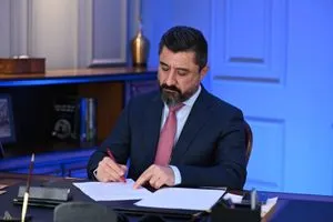 بعد ابتزازه مراجعة وزير العدل يوجّه بإعفاء أحد المنفّذين العدول وإحالته للتحقيق وكالة الانباء العراقية واع