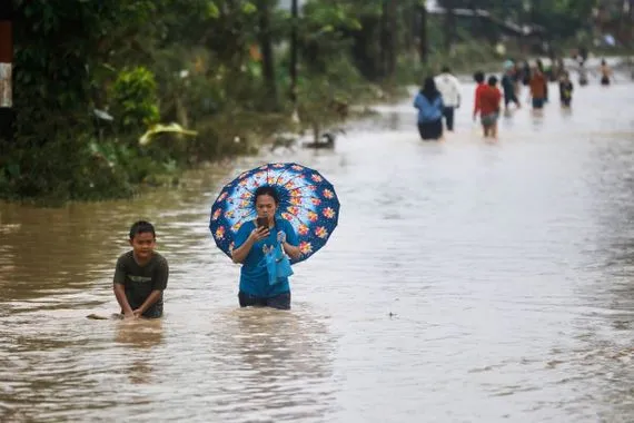 تواصل عمليات البحث عن ناجين بعد الفيضانات القوية التي ضربت إندونيسيا وكالة الانباء العراقية واع