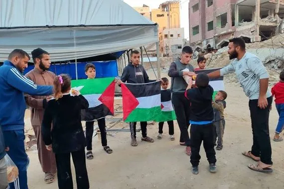 توزيع الحلوى في مدينة خان يونس بعد مقتل العميل ياسر أبو شباب