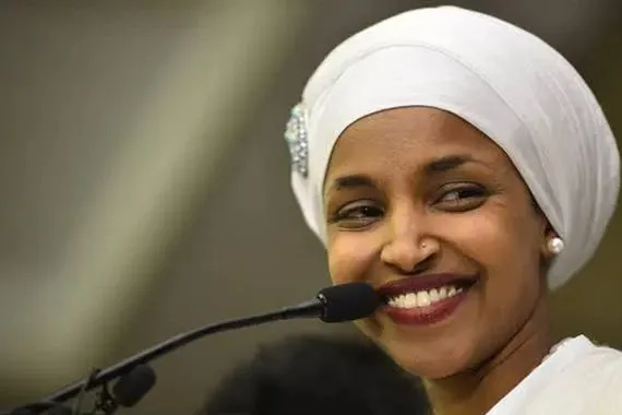 ترامب وصفها بـ القمامة وردت بـ العجوز من هي السياسية الأمريكية إلهان عمر