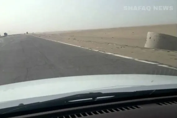 رجل أنباري ينقذ طفلاً رضيعاً ملقاً على قارعة طريق دولي جنوبي العراق شفق نيوز