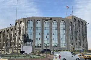 على خلفية ابتزازه لإحدى المراجعات بإعفاء أحد المنفّذين العدول في بغداد وإحالته إلى التحقيق