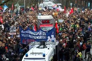 احتجاجات في ألمانيا ضد مشروع قانون التجنيد وكالة الانباء العراقية واع