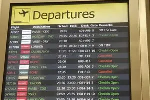 إدارة ترمب تعلن حظر السفر لأكثر من 30 دولة وتقصر تصاريح العمل شفق نيوز