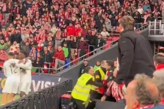 صورة ماذا حدث من مشجعي بيلباو بعد هدف كامافينغا