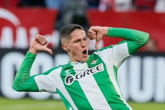 لاعب ريال بيتيس يغازل برشلونة