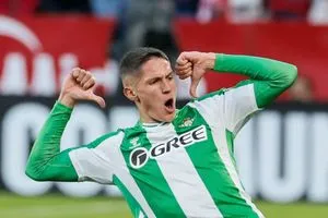 لاعب ريال بيتيس يغازل برشلونة