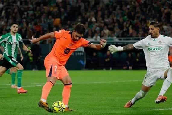 يويفا يعين حكماً إيطالياً لمباراة برشلونة وفرانكفورت في الأبطال