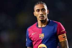 بعد تعافيه من الإصابة هل ينجح رافينيا في قيادة هجوم برشلونة ضد فرانكفورت