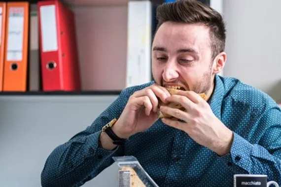 تحذير طبي الأكل السريع يرفع مستويات القلق