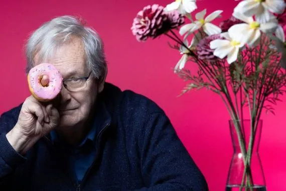 وفاة المصوّر البريطاني مارتين بار عن 73 عاما