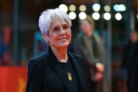 نجمة الفولك تعود إلى الاستوديو