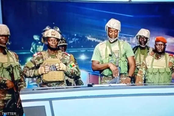 عبر التلفزيون الرسمي انقلاب عسكري يهزّ بنين ويطيح بالرئيس تالون