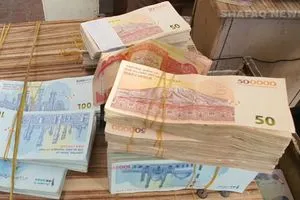 استمرار هبوط العملة الايرانية الدولار يتجاوز 122 ألف تومان شفق نيوز