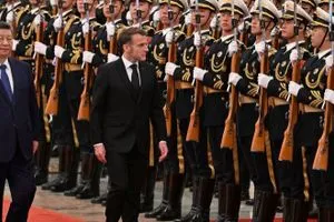 على غرار ترمب ماكرون يهدد الصين بفرض رسوم جمركية شفق نيوز