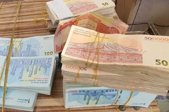 استمرار هبوط العملة الايرانية الدولار يتجاوز 122 ألف تومان