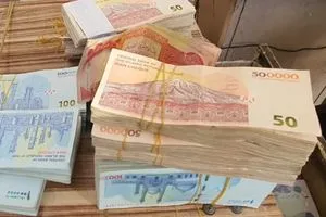 استمرار هبوط العملة الايرانية الدولار يتجاوز 122 ألف تومان