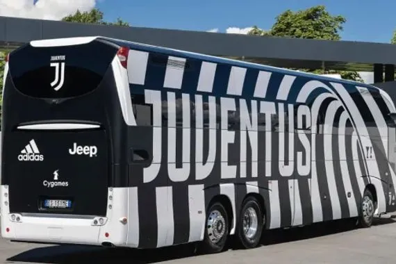 حافلة يوفنتوس تعرضت للرشق بالحجارة