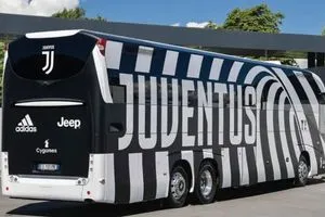 حافلة يوفنتوس تعرضت للرشق بالحجارة