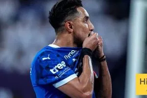 سالم الدوسري ينافس أسطورة الكرة السعودية على الأفضل