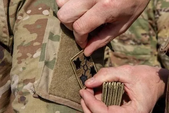 إرتداء شارة الحرب يثير التساؤلات في قاعدة حرير الأمريكية شمال العراق