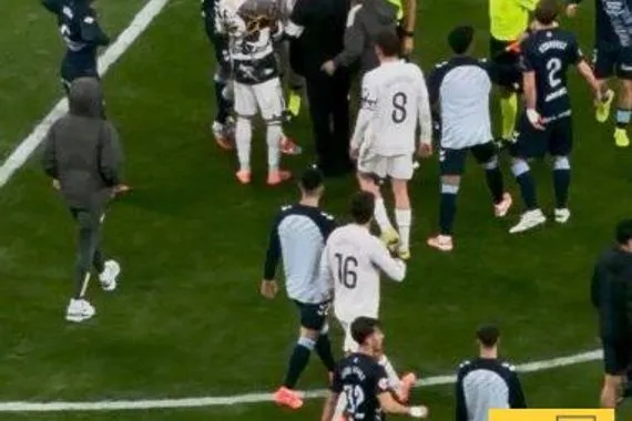 فينيسيوس يسخر من الحكم بعد نهاية مباراة سيلتا فيغو