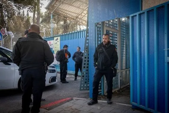 الشرطة الإسرائيلية تقتحم مقر الاونروا وترفع علم الكيان فوق بنايتها