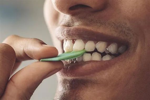 ماذا يحدث للجسم عند ابتلاع العلكة