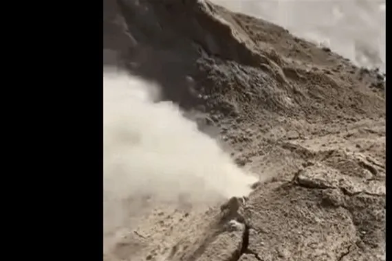 ظاهرة غريبة في السماوة بخار ماء ساخن وهواء حار بعد الأمطار فيديو