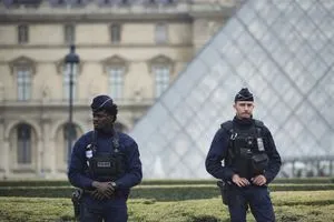 تطورات جديدة تخص سرقة اللوفر منع اللصوص كان ممكنا