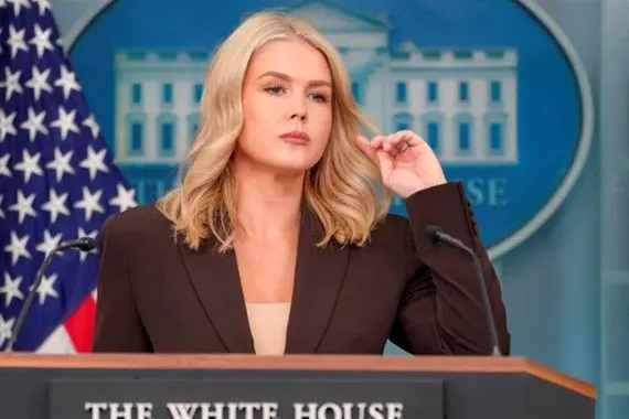 ترامب يثير الجدل بمغازلة المتحدثة باسم البيت الأبيض