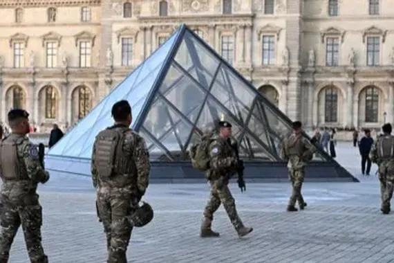 سرقة مجوهرات اللوفر مسؤول فرنسي 30 ثانية كانت ستمنع اللصوص شفق نيوز