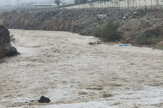 انهيار جزء من جسر الزركة طوز جراء السيول وتحويل المرور إلى مسار واحد شفق نيوز