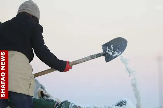 مستخرجو الملح من بحر النجف الجفاف يهدد مهنتنا صور شفق نيوز