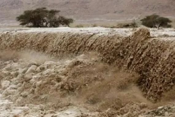 الدفاع المدني يبدأ عملية إنقاذ ستة أشخاص حاصرتهم السيول في ميسان