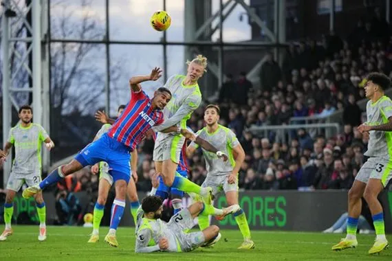 مانشستر سيتي يواصل مطاردة أرسنال بفوز عريض على كريستال بالاس