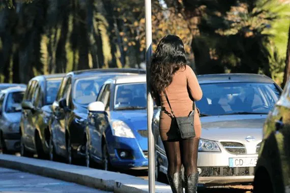 جدل في فرنسا بعد مقترح لإعادة فتح بيوت الدعارة التحرر من سيطرة القوادين