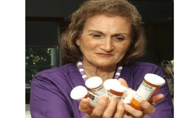 بروفيسورة تكشف عن أخطاء في تناول الدواء تهدد حياة كبار السن