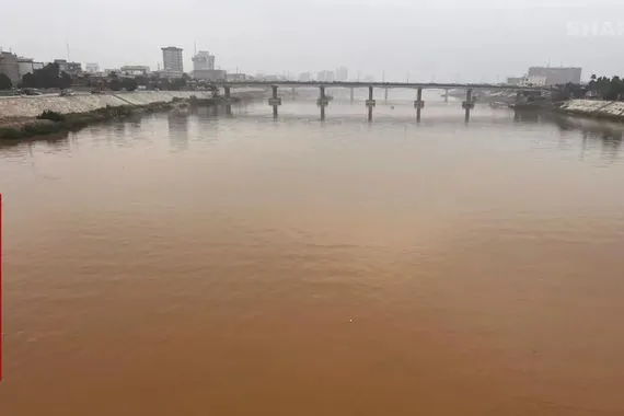 نهر دجلة باللون البرتقالي في بغداد صور شفق نيوز