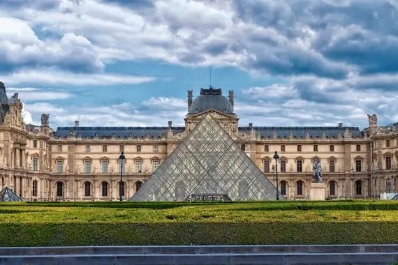 متحف اللوفر يواجه اختبارا جديدا مع تصويت الموظفين على الإضراب