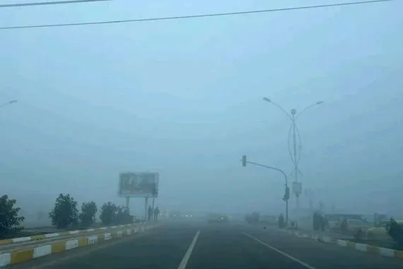 بالصور موجة ضباب كثيف تغطي ذي قار وتحذيرات مرورية للسائقين