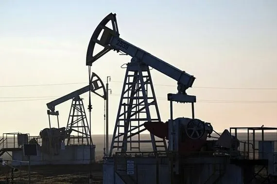 النفط يتراجع مع تصاعد آمال التوصل لاتفاق سلام بين روسيا وأوكرانيا