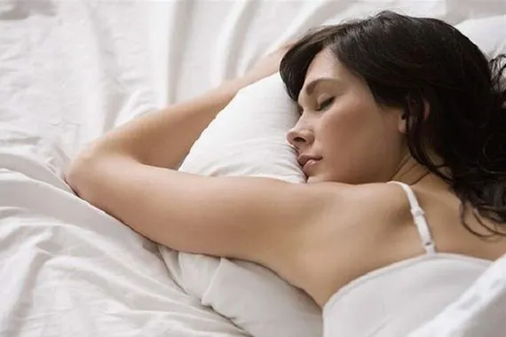 دراسة تكشف مخاطر النوم على البطن