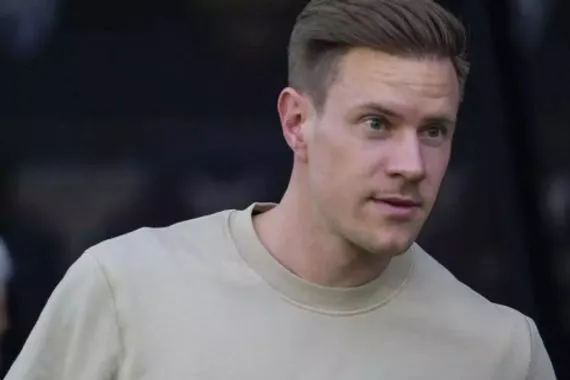 لماذا لا يرحل تير شتيغن عن برشلونة