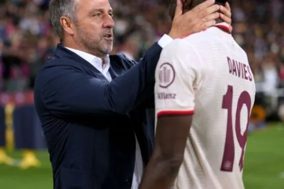 تصويت ديفيز لأفضل مدرب يفتح باب التساؤلات حول انتقال محتمل للبارسا