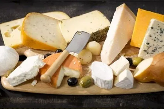 دراسة الجبن والقشدة كاملة الدسم قد يحميان من الخرف